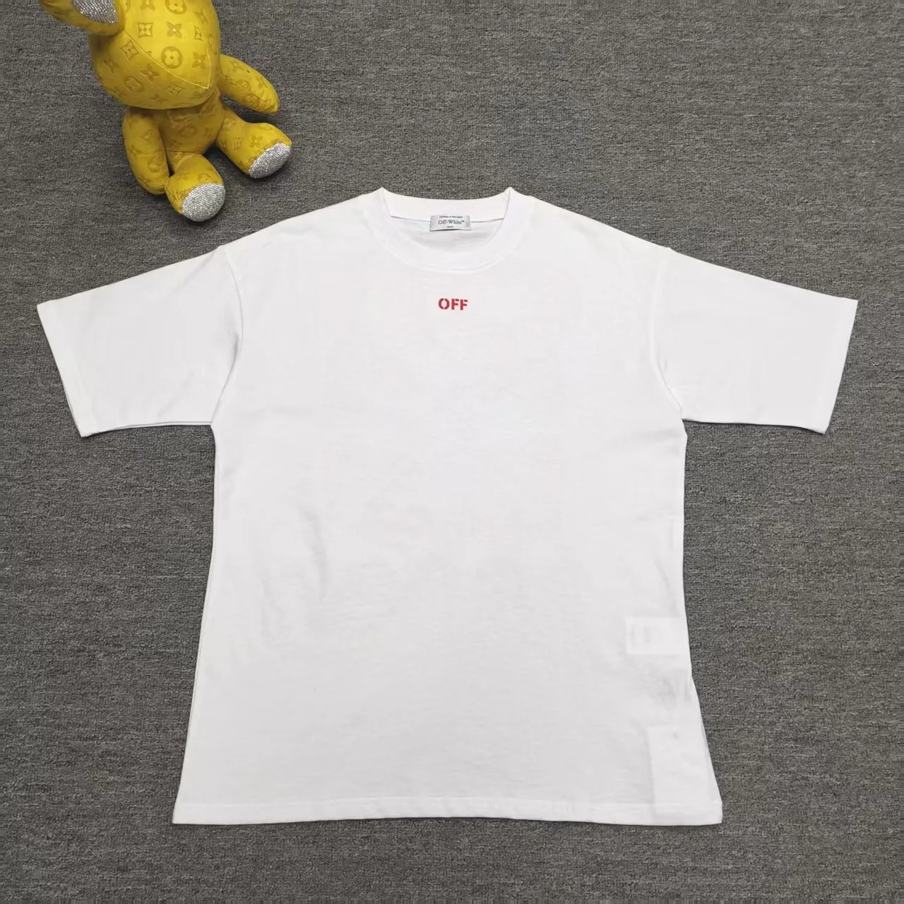 The top proven version OFF-WHI* 25SS new printed short-sleeves, loose fit, the same style for male and female couples stars. American designer Virgil Abloh founded the luxury street brand Off-White based on the pop culture of the younger generation. Walking between street culture and high-end fashion, contemporary elements are used to interpret youth culture, and fine workmanship is used to interpret trendy clothing. Photos, paintings and eye-catching graphic printing are all sources of inspiration for the designer. 32 counts of 260g double yarn pure cotton fabric, the printing uses Kornit digital direct injection technology, and the picture is clear. The white glue base ensures the firmness of the printing, and machine washing is stress-free - 1:1 original mold opening, ZP development, perfectly restored to the original version, produced by a large factory, not produced by a small factory on the market, fine wiring, top-notch craftsmanship, welcome to compare - A full set of customized accessories for collar labels, hang tags, and wash water labels - Exclusive logo packaging - No matter age, body shape or gender, it is very suitable for both men and women. All details are real photos, buy with confidence. Color: White Size: S-XL P;120